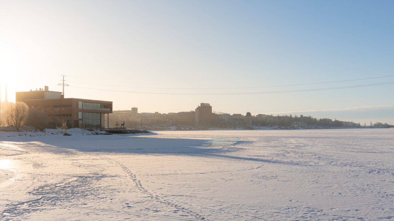 Merikuva Vaasan keskustan suuntaan talvella, kuvassa ylioppilastalo Domus Bothnica.