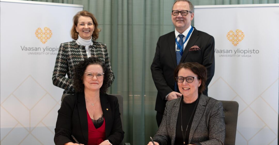 Vaasan yliopiston ja KOy EnergyLabin edustajat allekirjoittavat sopimuksen.