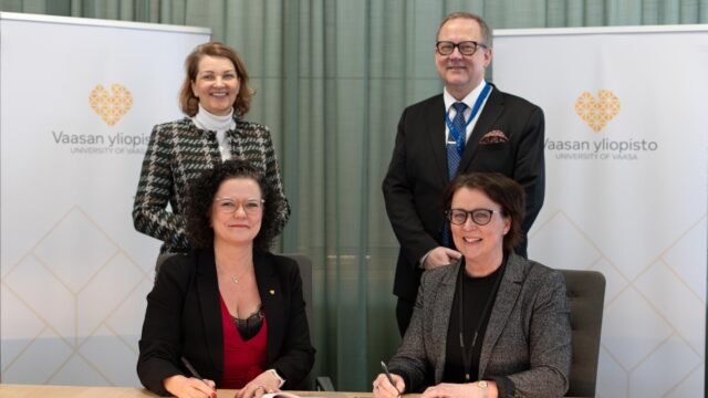 Vaasan yliopiston ja KOy EnergyLabin edustajat allekirjoittavat sopimuksen.