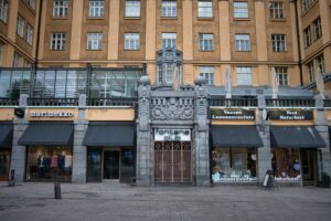 Main entrance to the Fontana reception venue in Vaasa. The entrance is framed by an ornate stone Art Nouveau façade and is situated between street-level shops. The multi-story building features large windows and a glass-enclosed terrace above the entrance.