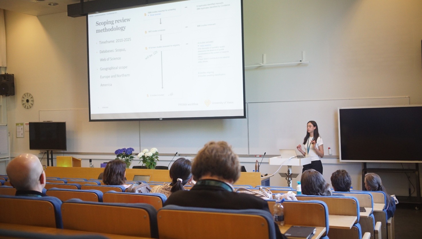 STRAIND’s doctoral student Lisa Wätzold sharing STRAIND's latest research findings.