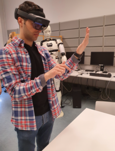 Henkilö käyttämässä VR-laseja