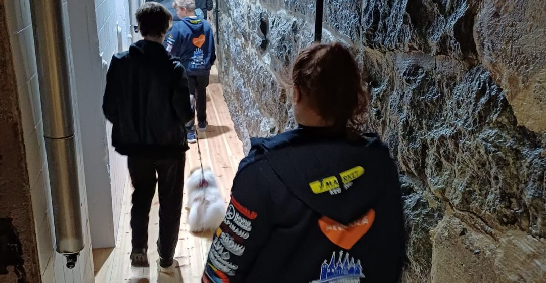 JOPO students entering the Catacombs